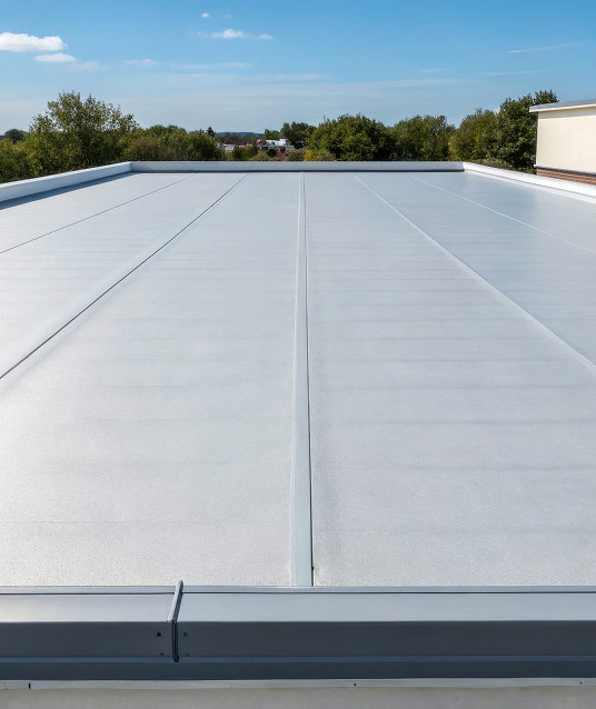 Toiture plate et supports spécifiques